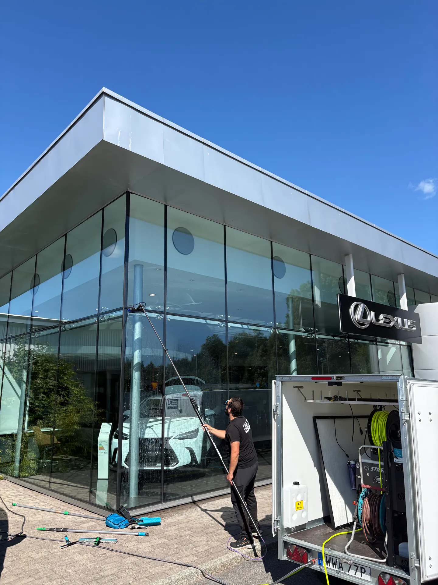 Axelssons rengör en stor glasfasad med vattenmatad teleskopstång