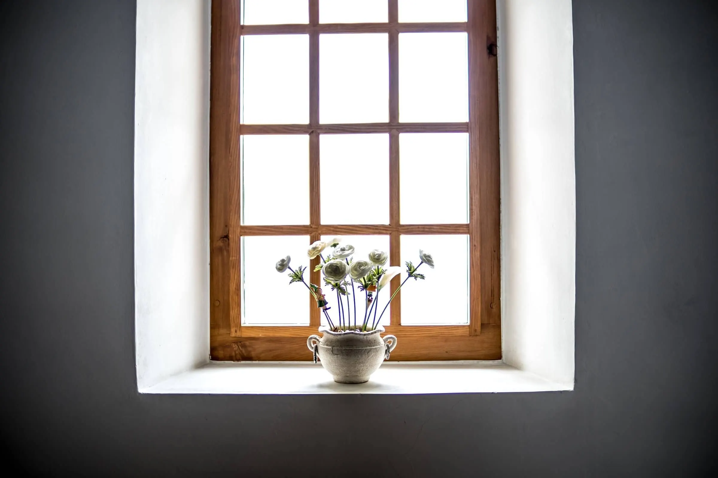 Ljust fönster i bostad i Kil